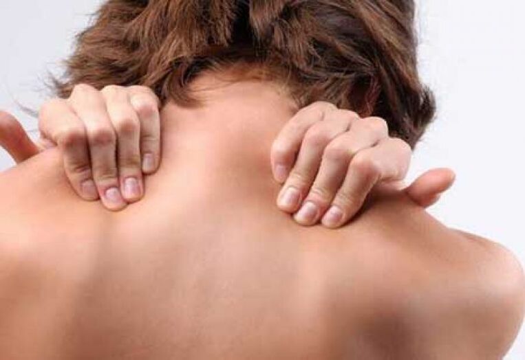A symptom of thoracic osteochondrosis is a sharp pain between the shoulder blades. 