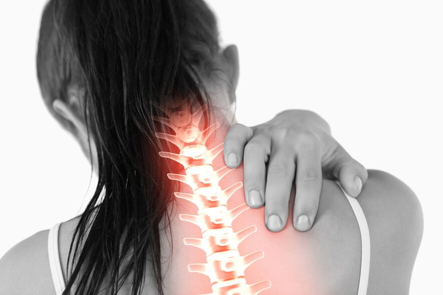 In women, due to osteochondrosis of the thoracic spine, pain can spread to the neck