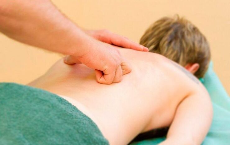 Massage of the back of the chest during osteochondrosis